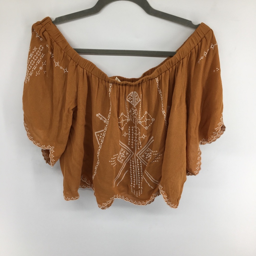 Onetheland Embroidered Crop Top